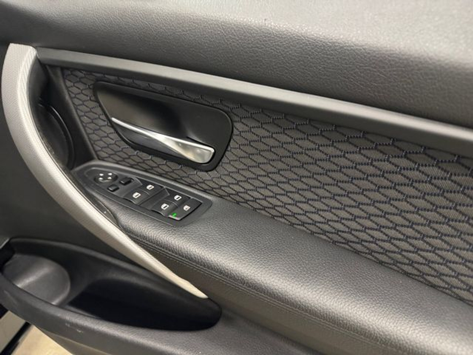 2015 BMW 3 Series - image 12