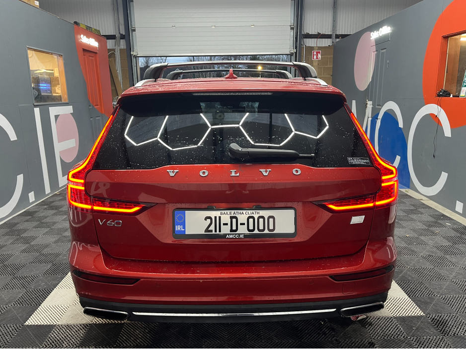 2021 Volvo V60 - image 3
