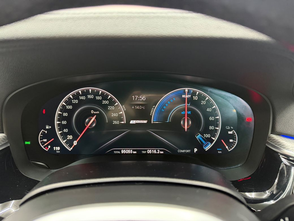 2019 BMW 5 Series - image 24