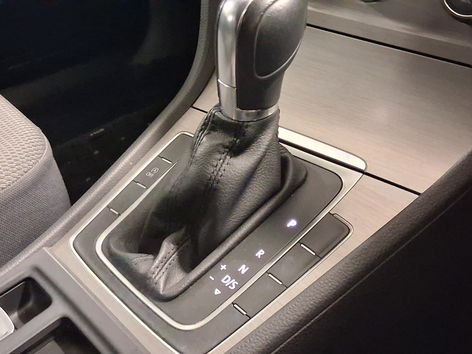 2014 Volkswagen Golf - image 15