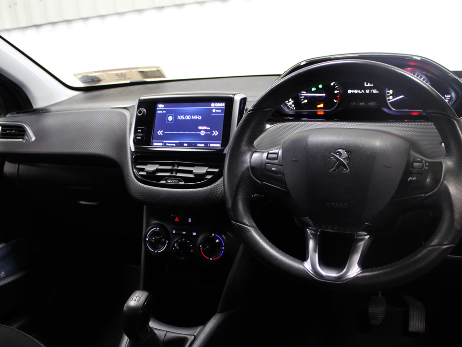2018 Peugeot 208 - image 14