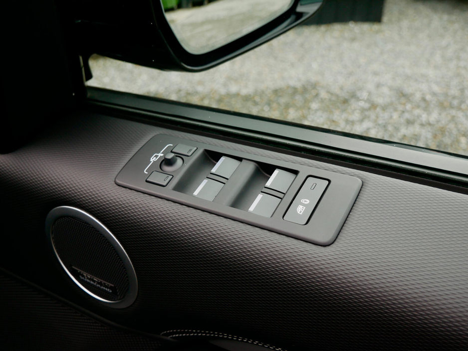 2025 Land Rover Discovery  €138,950