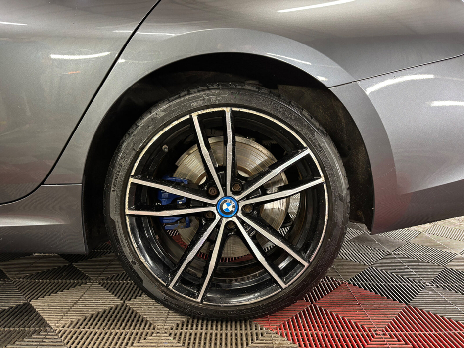 2021 BMW 3 Series - image 18