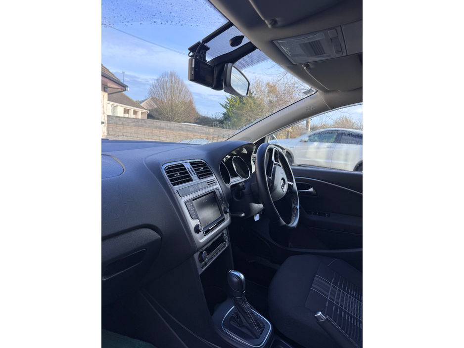 2015 Volkswagen Polo - image 3