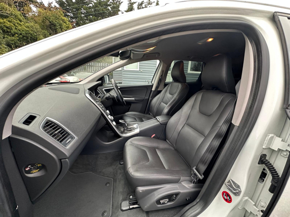 2016 Volvo XC60 - image 17