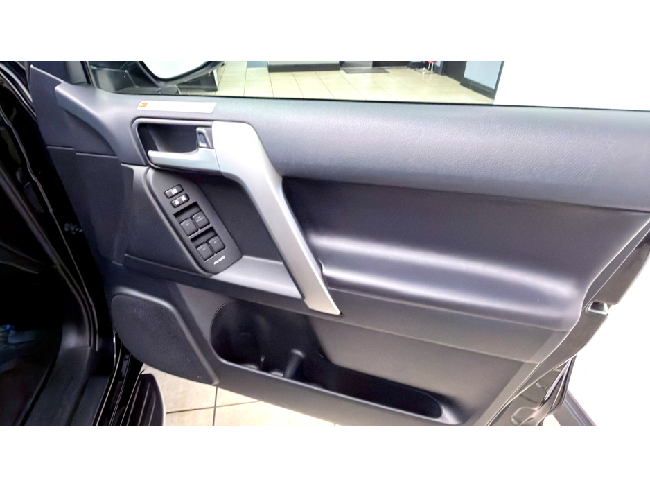 2023 Toyota Landcruiser - image 11