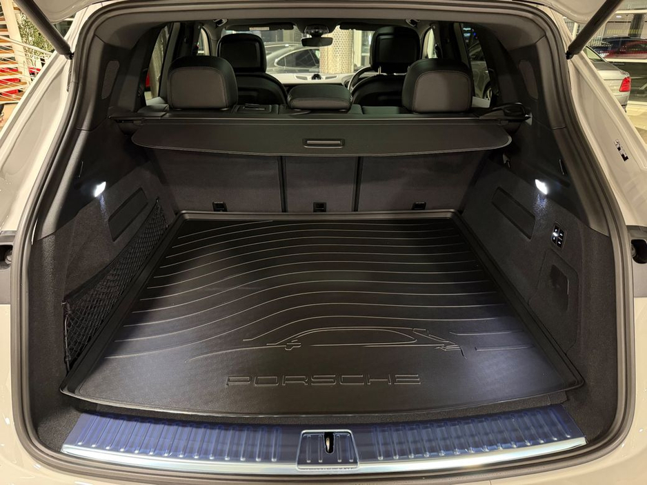 2025 Porsche Cayenne 3.0 V6 E-HYBRID=LOW MILES//HUGE SPEC//AS NEW=2 YEAR WARRANTY=TAILORED FINANCE PACKAGES AVAILABLE=TRADE IN'S WELCOME €114,995