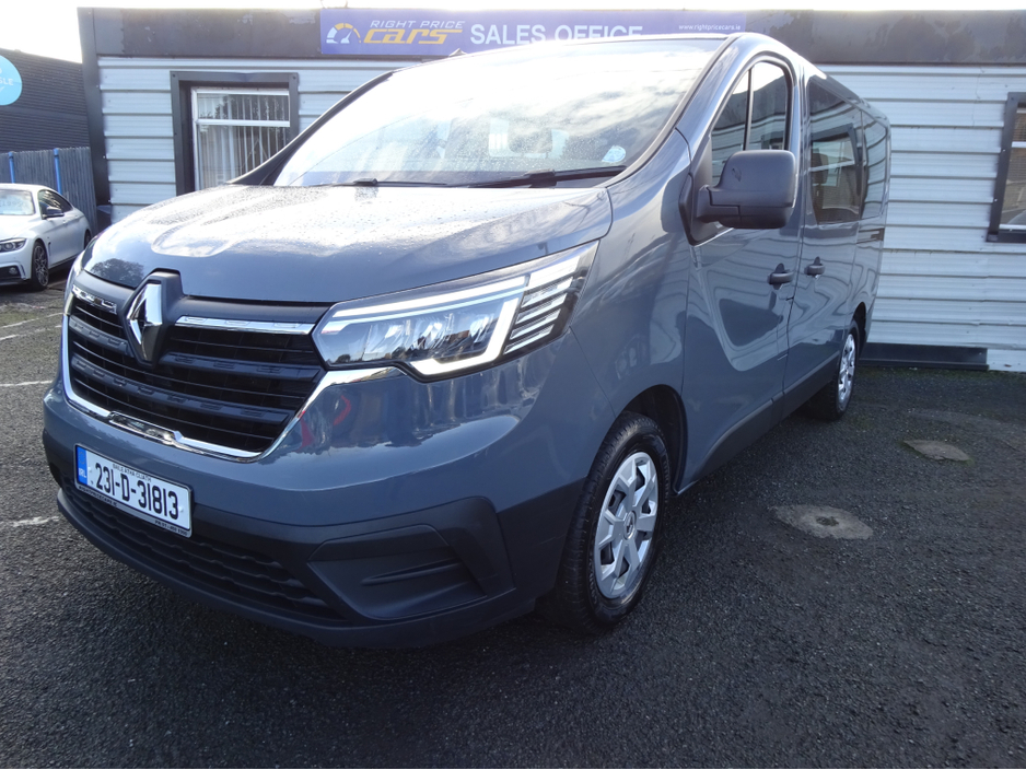 2023 Renault Trafic - image 3