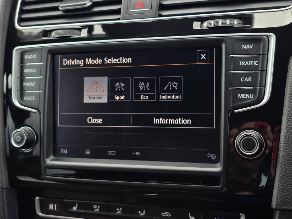 2015 Volkswagen Golf - image 8