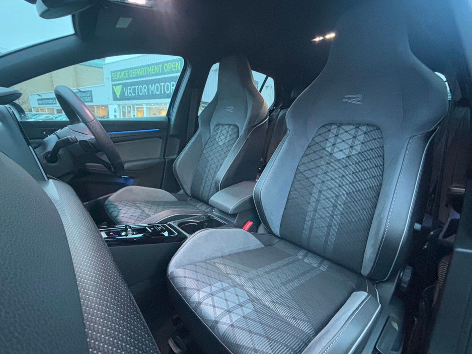 2023 Volkswagen Golf - image 9