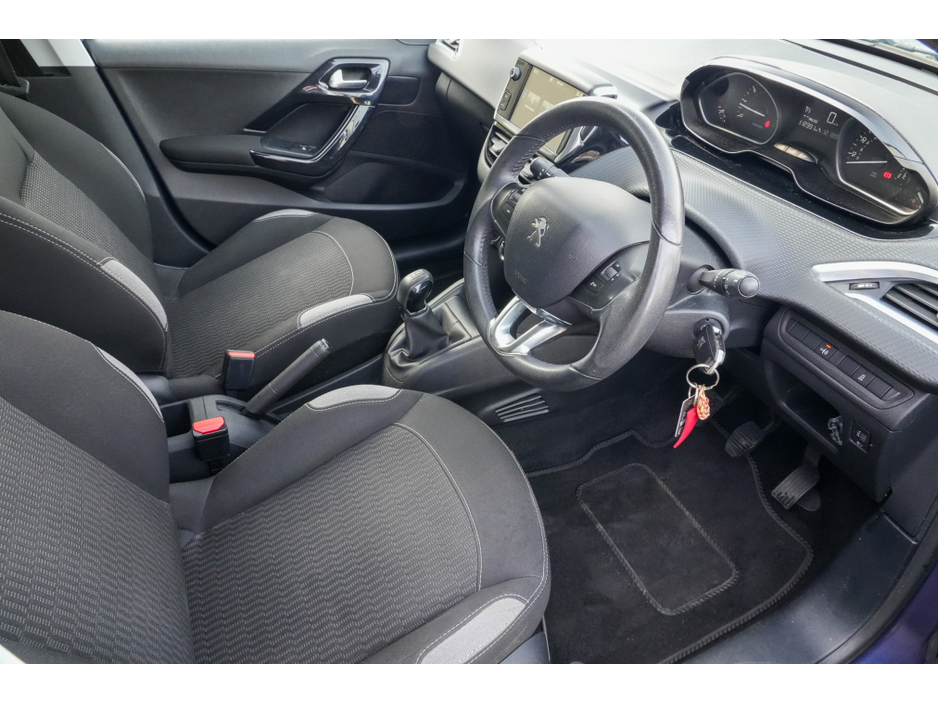 2015 Peugeot 208 - image 2