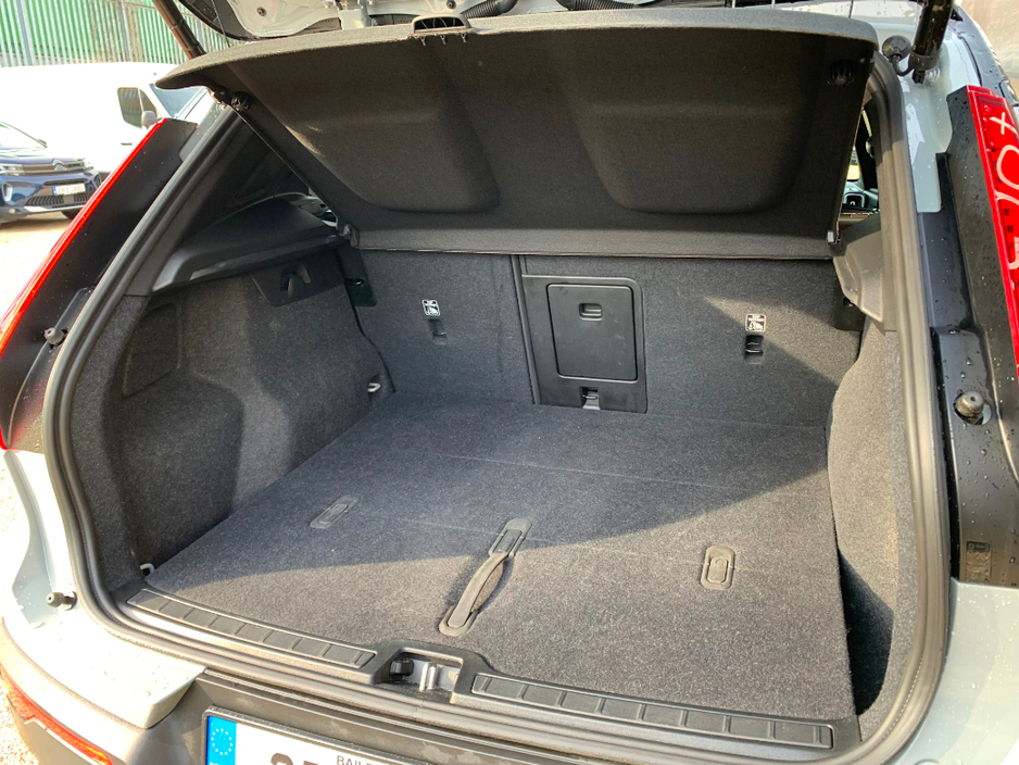 2025 Volvo EX40 - image 13