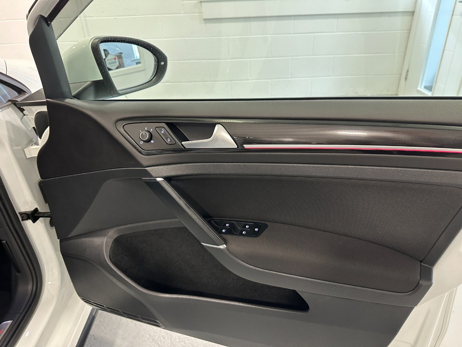 2014 Volkswagen Golf - image 22