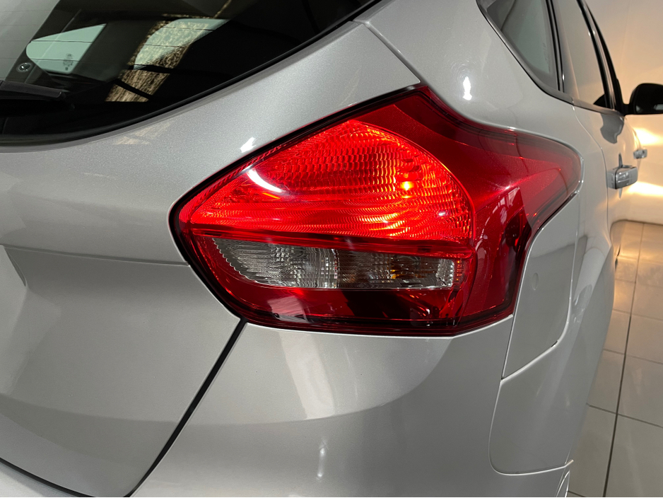 2016 Ford Focus - image 10