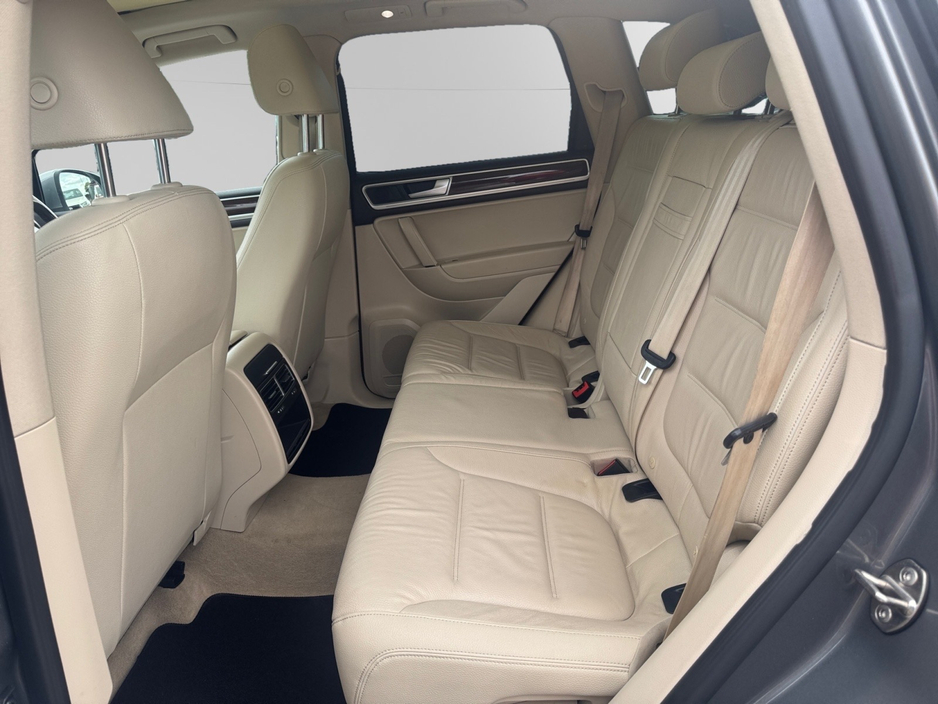 2016 Volkswagen Touareg - image 12