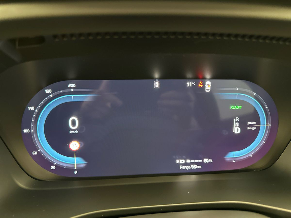 2026 Volvo EX40 - image 13