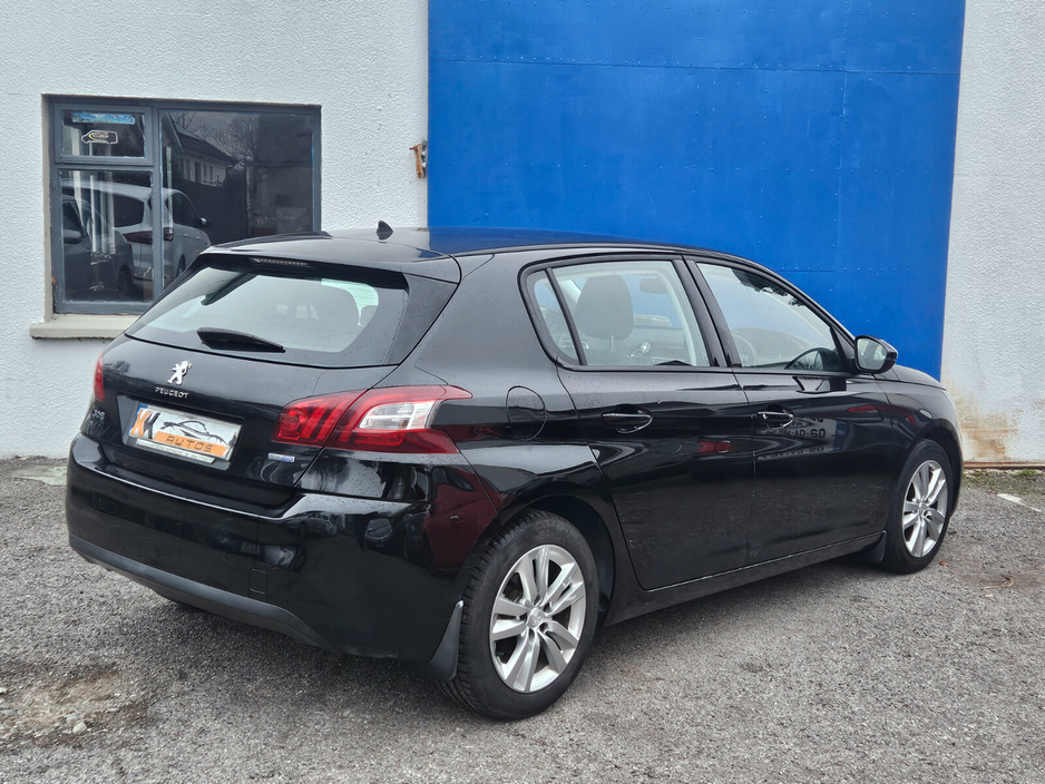 2018 Peugeot 308 - image 8