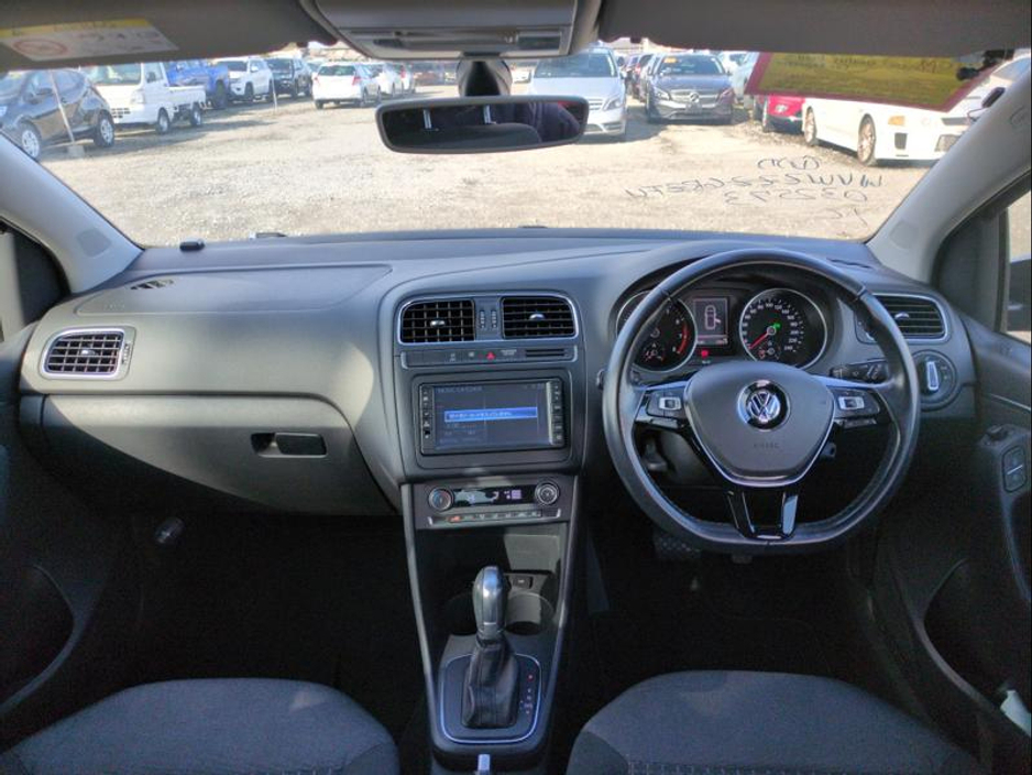 2014 Volkswagen Polo - image 3