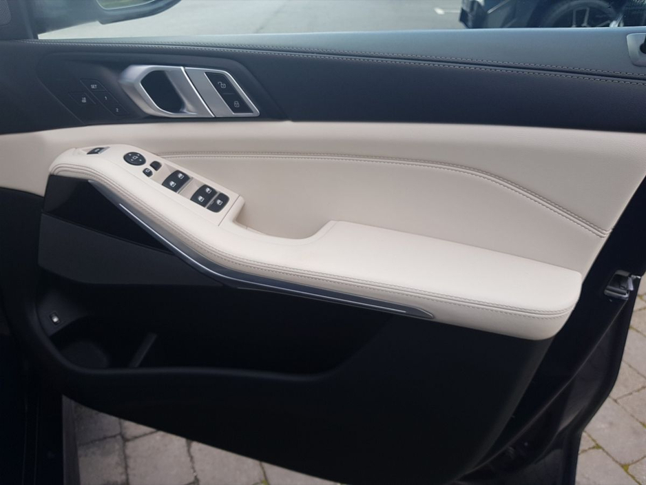 2024 BMW X5 - image 21