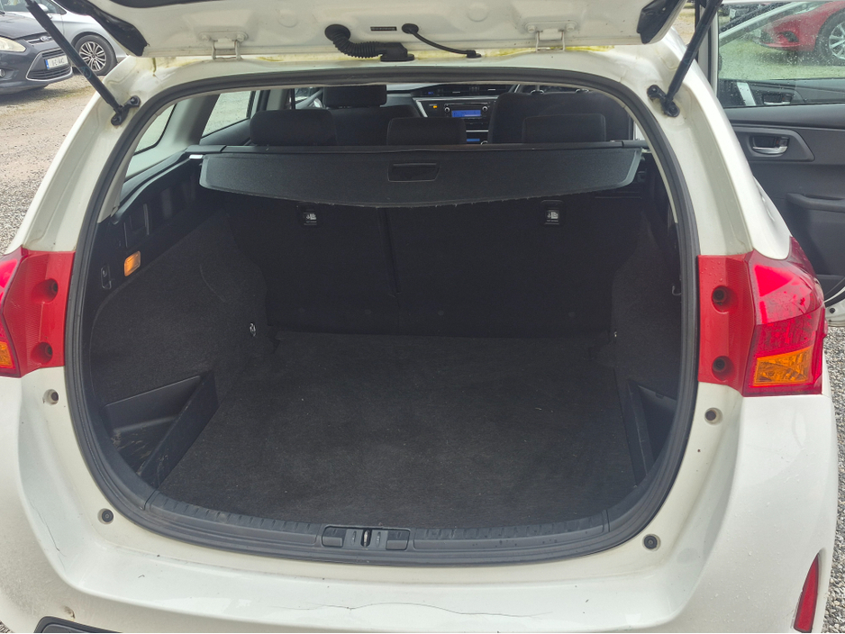 2014 Toyota Auris - image 5