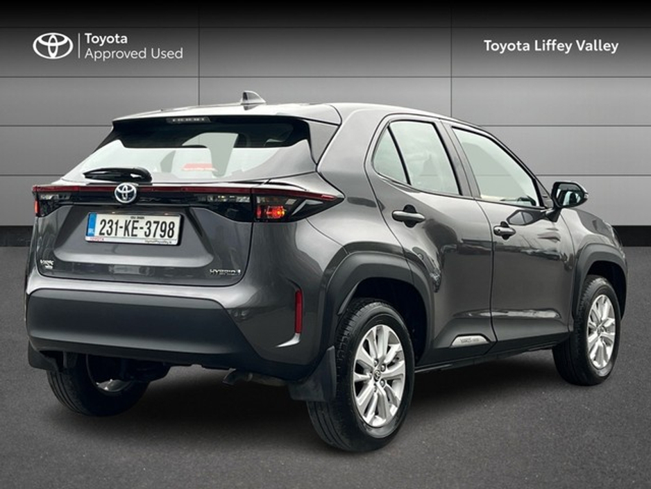 2023 Toyota Yaris Cross - image 2