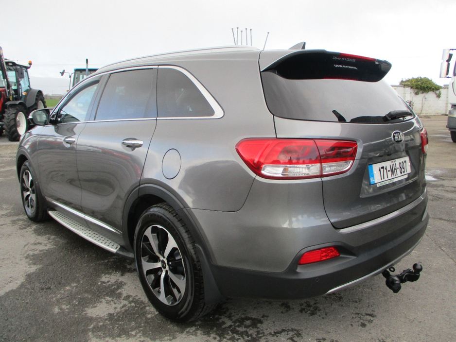 2017 Kia Sorento - image 9