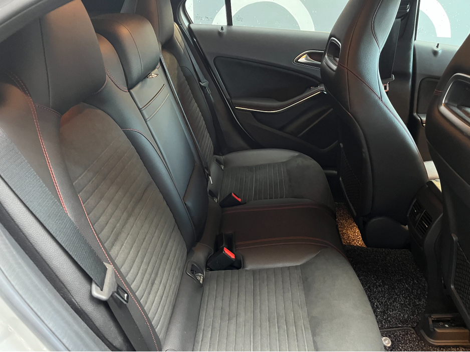 2016 Mercedes-Benz A Class 2016 MERCEDES-BENZ A180 SPORT RADAR SAFETY PACKAGE 1.6 AUTOMATIC / CRUISE CONTROL / REVERSE CAMERA / ELECTRIC MEMORY & HEATED SEATS / PADDLE SHIFTERS AND MORE