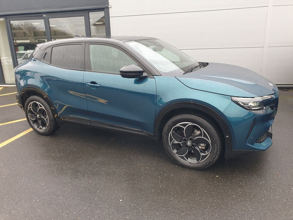 2025 Alfa Romeo Junior Ibrida 1.2(136bhp) MHEV, Premium+Tech+Sunroof+18" Alloys €39,995