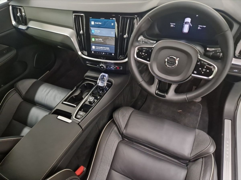 2024 Volvo V60 - image 3