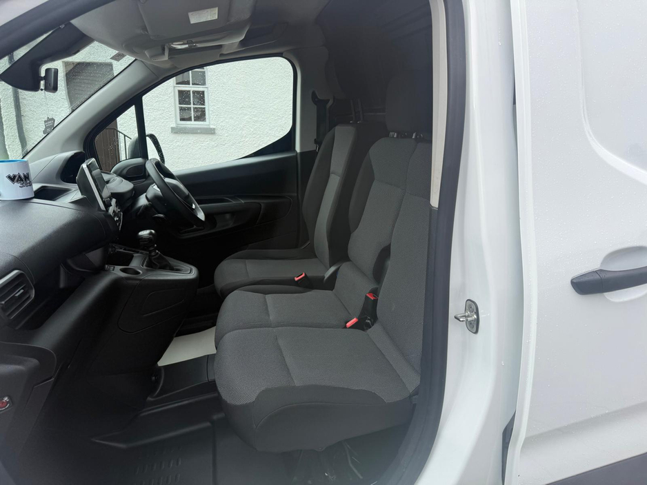 2022 Peugeot Partner - image 14