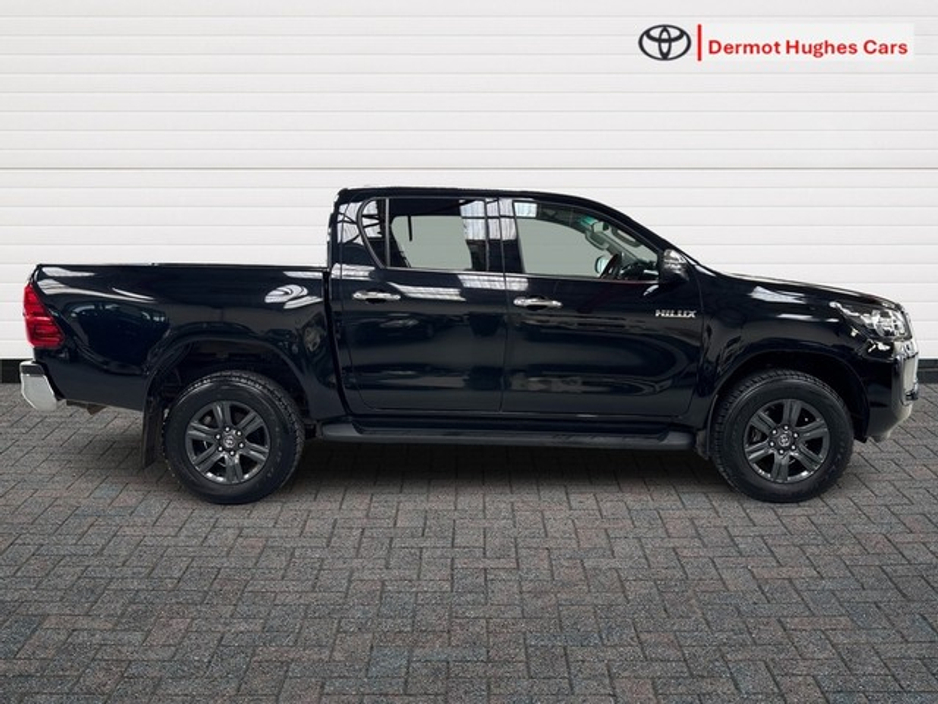 2024 Toyota Hilux - image 3