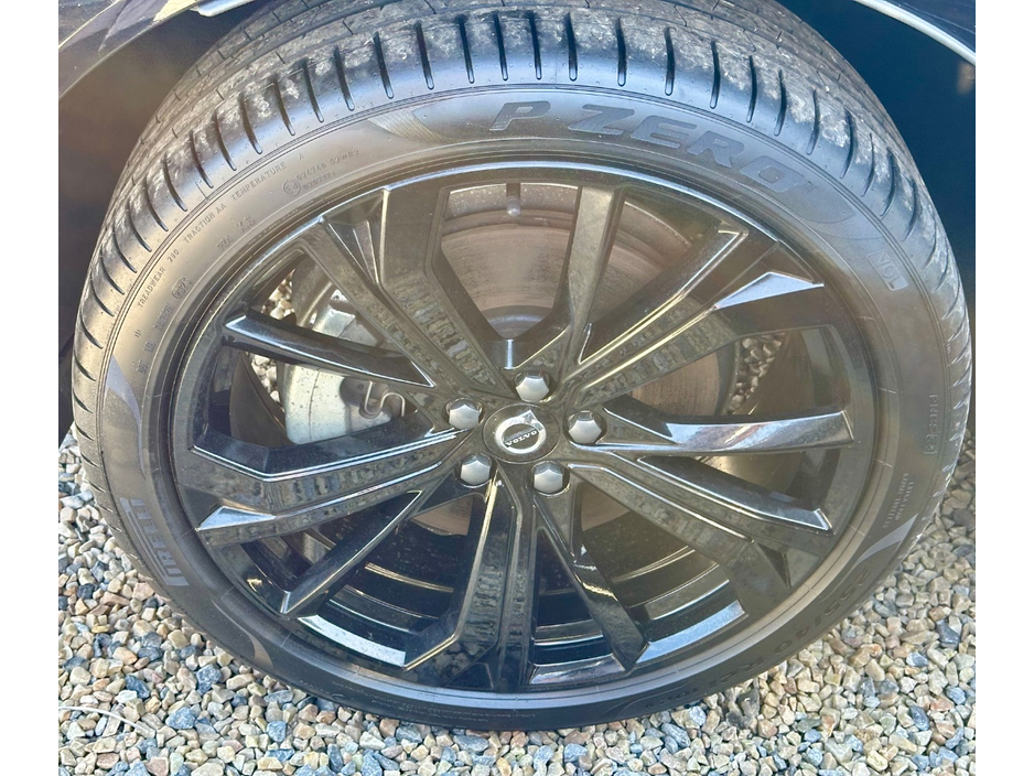 2025 Volvo XC60 - image 15