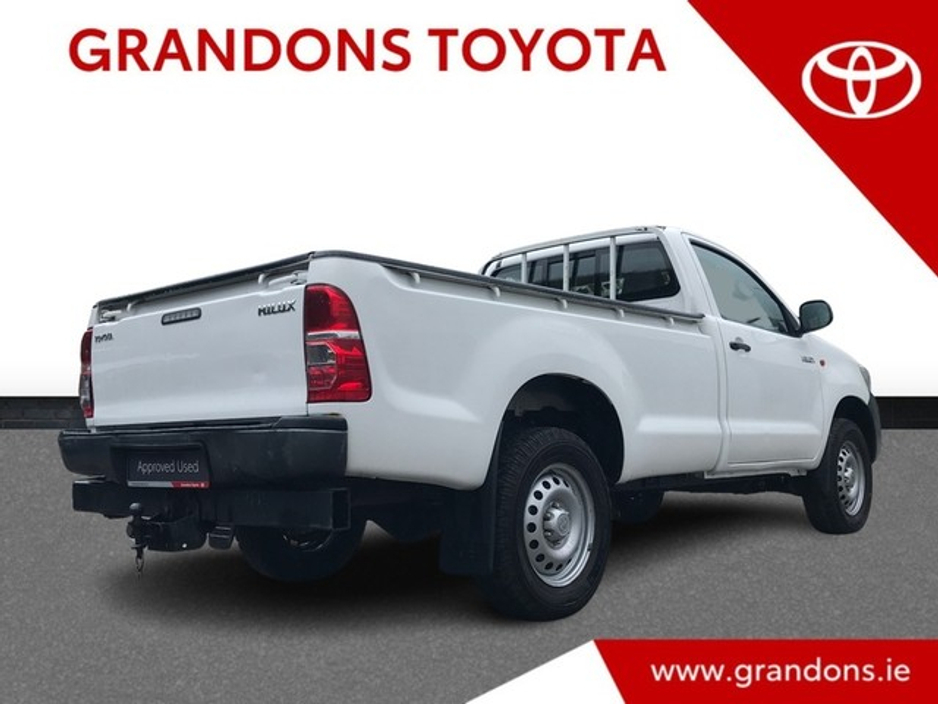 2015 Toyota Hilux - image 2