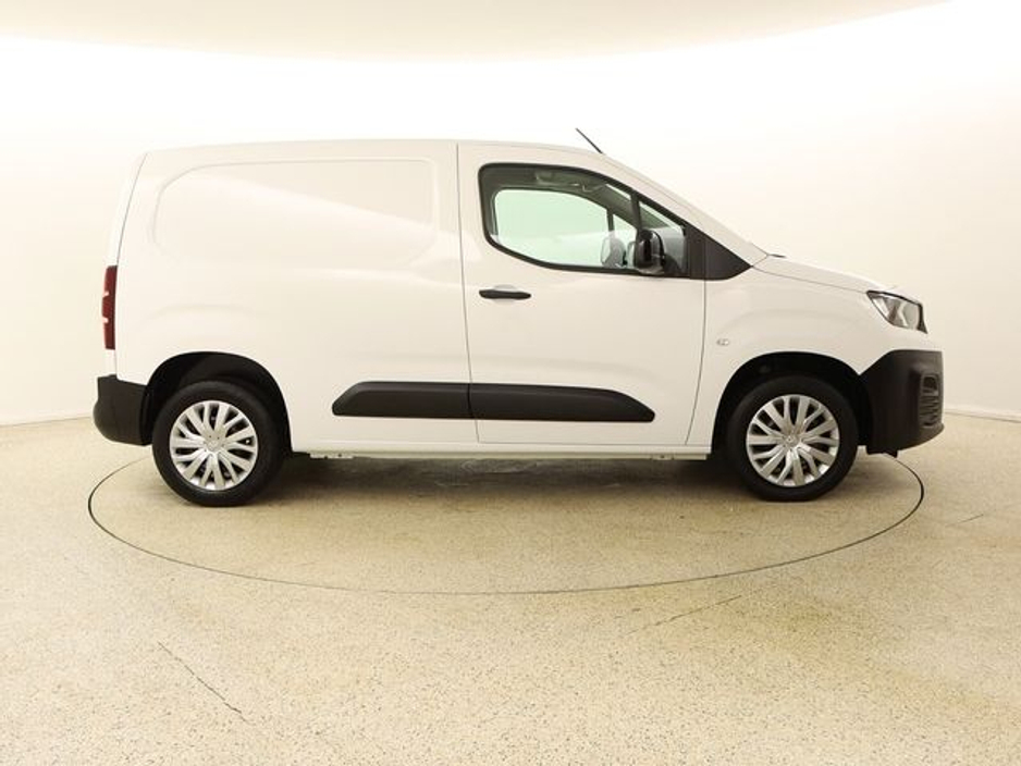 2022 Peugeot Partner - image 8