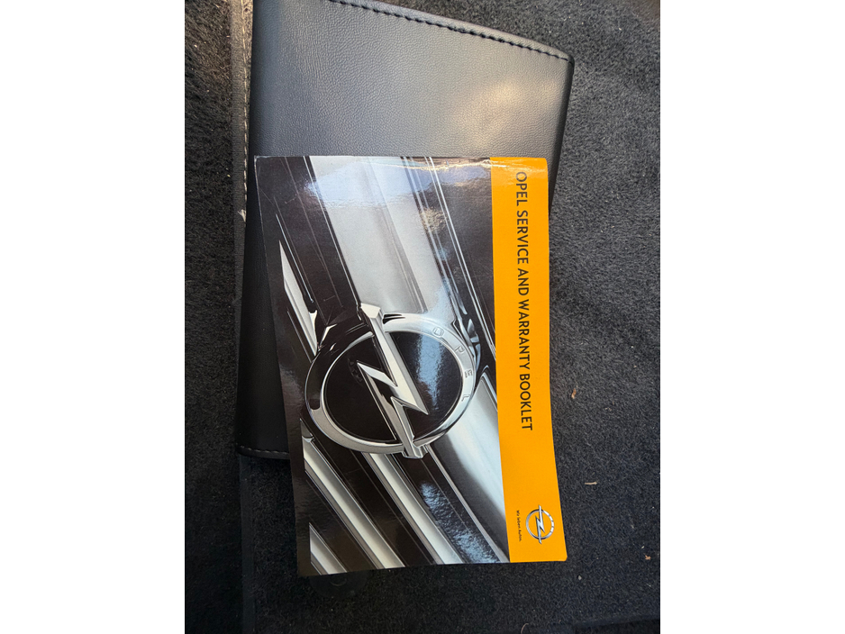 2013 Opel Astra - image 14