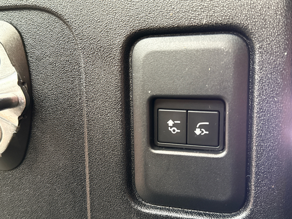 2021 Land Rover Defender - image 25