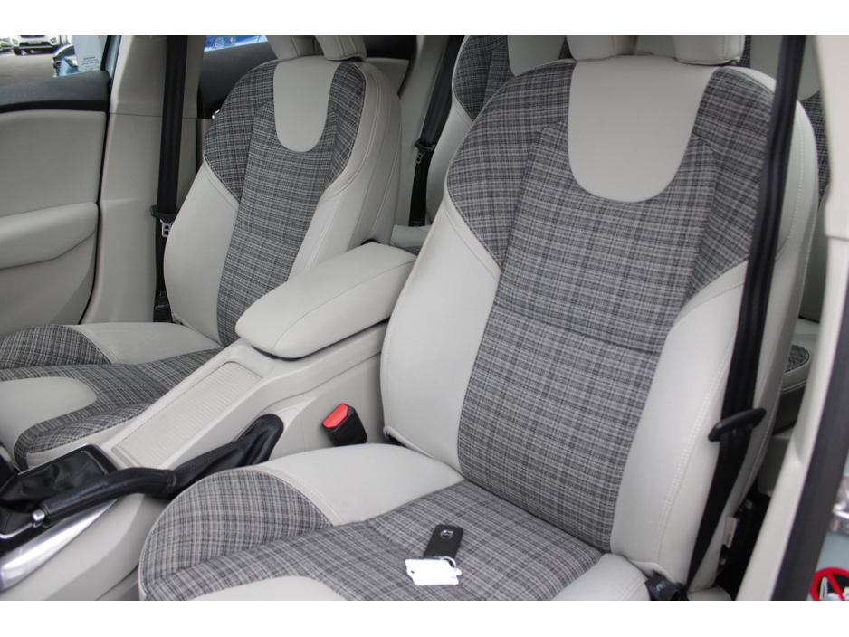 2018 Volvo V40 - image 21