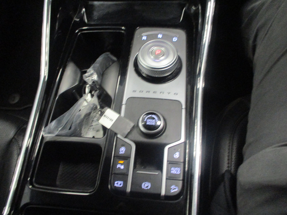 2025 Kia Sorento - image 26