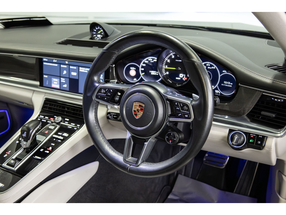 2018 Porsche Panamera - image 9