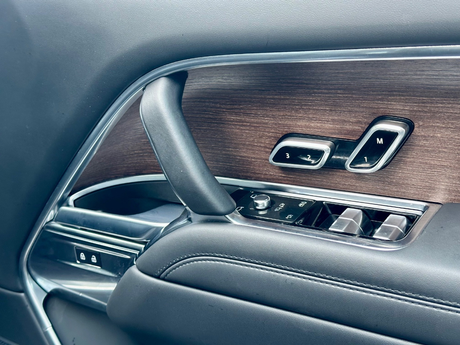 2023 Land Rover Range Rover - image 7