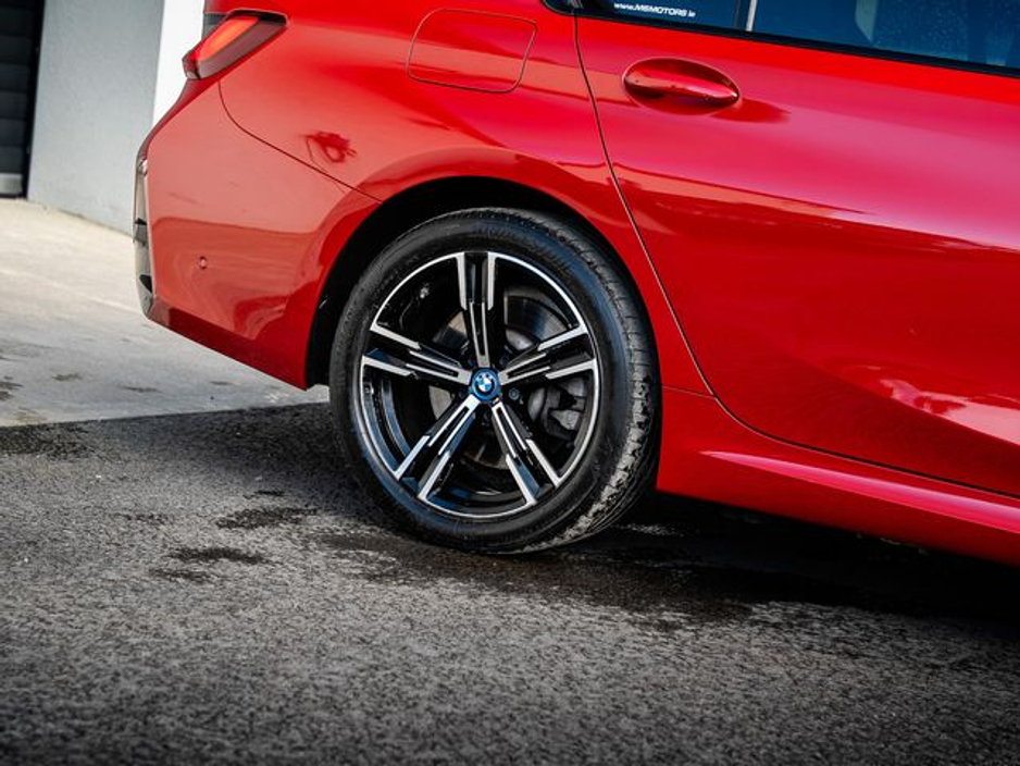 2024 BMW 3 Series - image 6