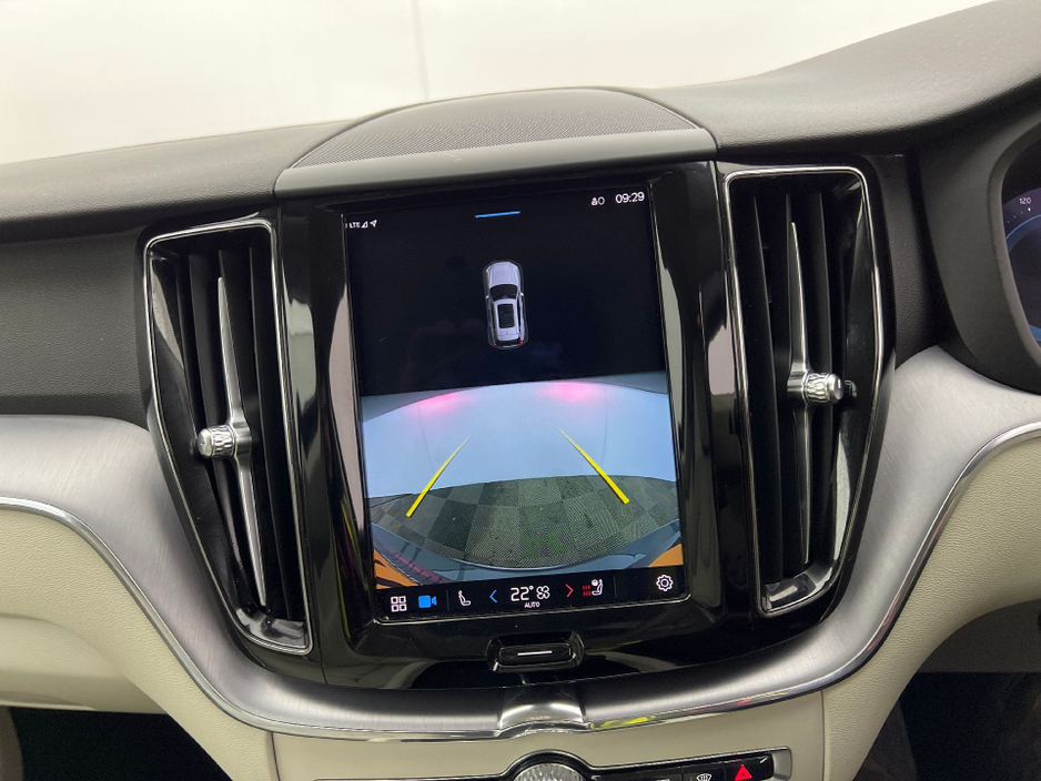 2021 Volvo XC60 - image 8