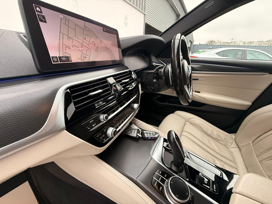 2022 BMW 5 Series - image 27