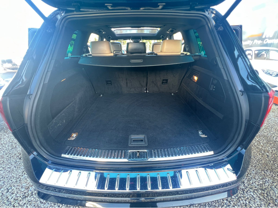 2018 Volkswagen Touareg - image 8