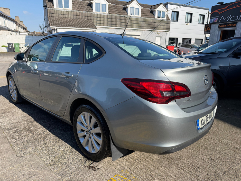 2013 Opel Astra - image 9