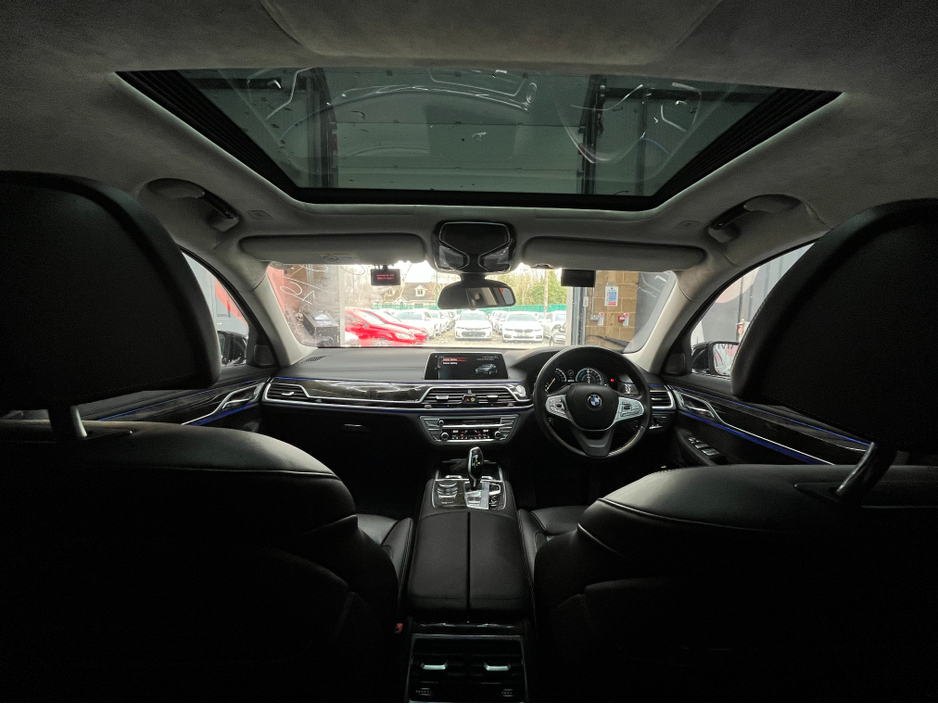 2016 BMW 7 Series - image 25