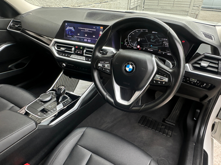 2021 BMW 3 Series - image 9