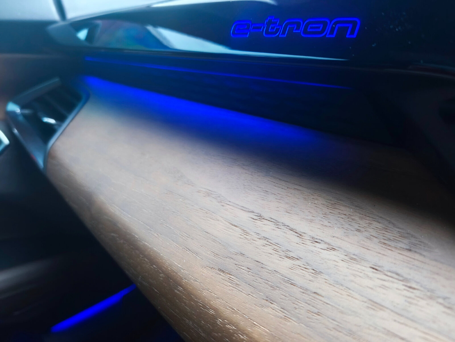 2022 Audi e-tron - image 29