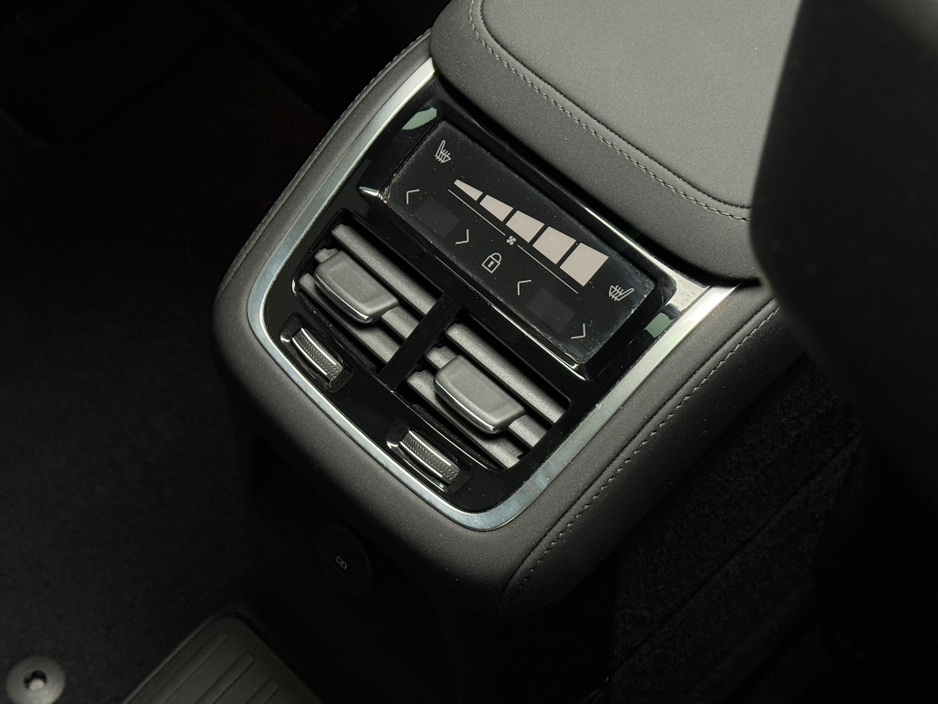 2025 Volvo XC90 - image 16