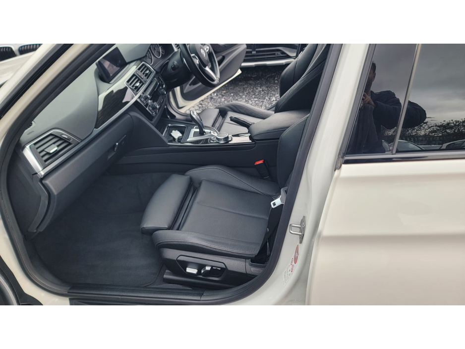 2016 BMW 3 Series - image 16